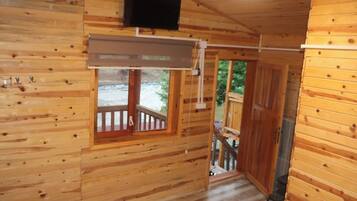 Deluxe-bungalow, jokinäköala | Sisätilat