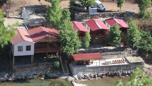 Eine Lodge mit mehreren Ferienhäusern, einem Schwimmbad und einer naturnahen Umgebung.