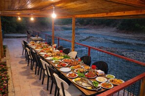 Outdoor dining - Kapuzbasi Uçar Pansiyon (Kayseri)