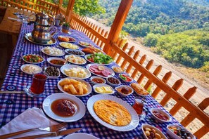 Outdoor dining - Kapuzbasi Uçar Pansiyon (Kayseri)