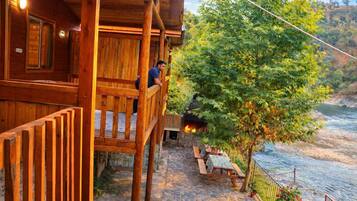 Deluxe-bungalow, jokinäköala | Ulkoalueet