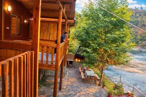 Deluxe Bungalow, River View | Property grounds