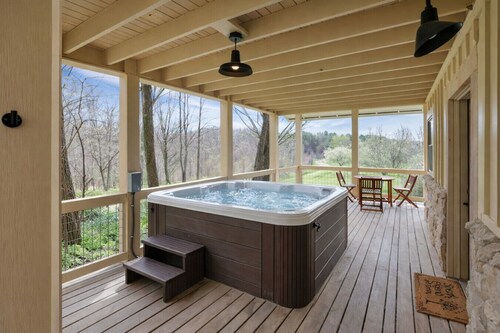 Hocking Hills: The Book Nook Cabin