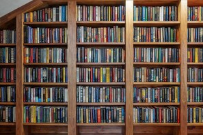 Interior - Hocking Hills: The Book Nook Cabin (South Bloomingville)
