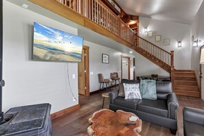 TV, fireplace, video games, books - Hocking Hills: The Book Nook Cabin (South Bloomingville)