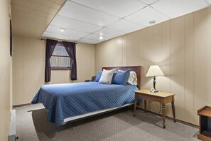 4 bedrooms, bed sheets - Lakefront Home w/ Private Apartment | Sleeps 12 | Boat Slip Available (Branson West)