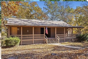 Exterior - Lakefront Sleeps 28 • 4 Units • Pool, Game Room • Perfect for Large Groups (Branson West)