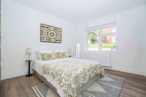 3 bedrooms, WiFi - Stylish 3BR Wimbledon | Roof Terrace & Parking (Greater London)
