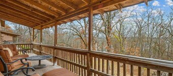 Lakefront Resort Sleeps 120 • Cabins & RV Sites • Pool • Perfect for Large Groups
