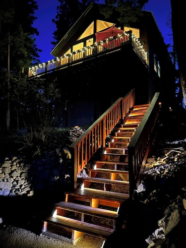 Stargazing Family Cabin, 2mi to Shopping & Hiking Trls. 2BR+Loft/Office, 2.5BA.
