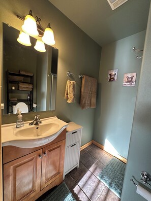 Bathroom - Stargazing Family Cabin, 2mi to Burrow St & Hiking Trls. 2BR+Loft/Office, 2.5BA. (Cloudcroft)