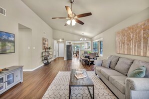 TV - Spacious 3BR/2BA Austin Home - Domain, Q2 & St. David's Nearby (Austin)