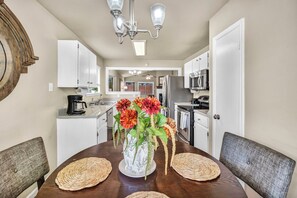 Microwave, oven, stovetop, dishwasher - Spacious 3BR/2BA Austin Home - Domain, Q2 & St. David's Nearby (Austin)