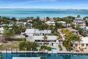 Un quartier résidentiel situé sur la côte, avec des maisons, une piscine et une vue sur l’océan.
