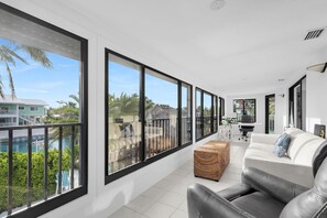 TV, offices - Gorgeous 3 Bdrm Home w/ private pool, 60' dockage (Marathon)