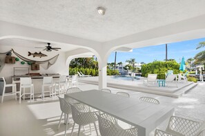 Outdoor dining - Gorgeous 3 Bdrm Home w/ private pool, 60' dockage (Marathon)