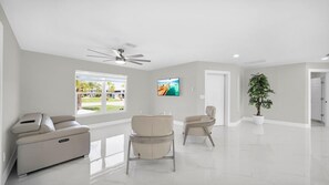 Living area - The Azure K-Lux (Cape Coral)