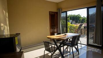 Basic-studiolejlighed - balkon - byudsigt | Spiseområde