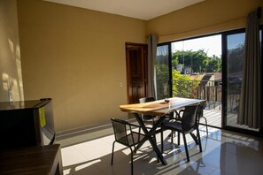 基本開放式客房, 陽台, 城市景觀 | 用餐區