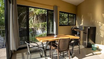 Basic-studiolejlighed - balkon - byudsigt | Udendørs spisemuligheder