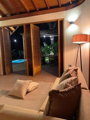 Villa superior, vista al jardín | Áreas de la propiedad