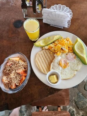 Villa superior, vista al jardín | Desayuno