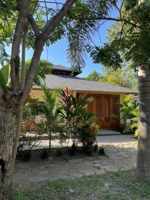 Villa superior, vista al jardín | Exterior