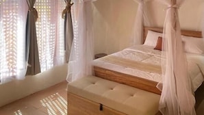 A room with a wooden ceiling, a bed with a canopy, and a bench. - Private Villa with Pool and Gardens (Palomino)