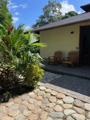 Villa superior, vista al jardín | Terraza o patio