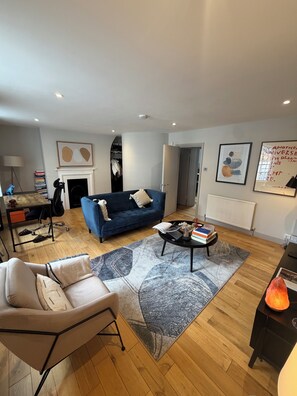 Luokittelematon kuva, 3 kautta 9, painike