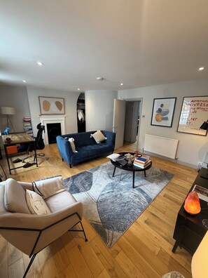 Luokittelematon kuva, 4 kautta 9, painike