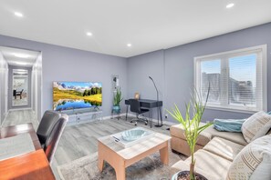 Living area - 3 Bedroom Upper Unit in the Heart of Windsor (Windsor)