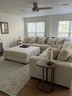 Living area - Home for the Masters - 5 miles away! (Martinez)