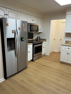 Private kitchen - Home for the Masters - 5 miles away! (Martinez)