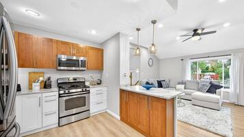 Coffee/tea maker, fridge, microwave, oven