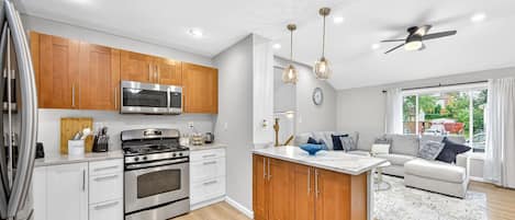 Coffee/tea maker, fridge, microwave, oven