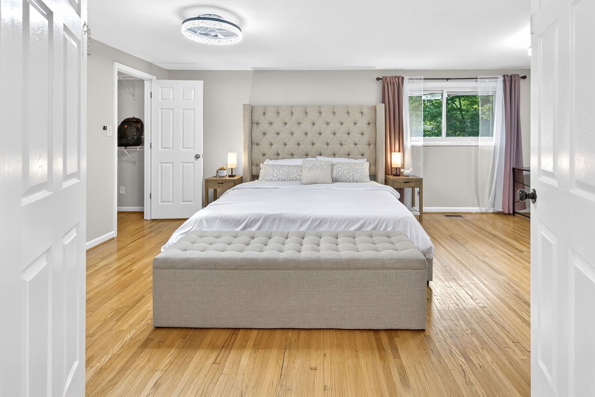 5 bedrooms, desk, iron/ironing board, travel cot