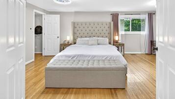 5 bedrooms, desk, iron/ironing board, travel cot