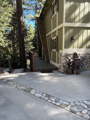 Property grounds - Welcome to this Charming 3-bedroom house in Lake Arrowhead. A place to relax. (Lake Arrowhead)