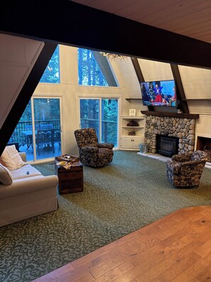 Smart TV - Welcome to this Charming 3-bedroom house in Lake Arrowhead. A place to relax. (Lake Arrowhead)