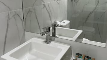 Room, Lanai | Bathroom