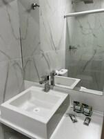 Habitación, lanai | Baño | Ducha, toallas, jabón y champú
