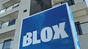 A hotel sign with the name 'BLOX HOTEL' and a large blue sign with the word 'BLOX'. - Hotel Blox Sorriso (Sorriso)