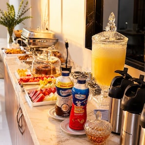 Café da manhã com buffet grátis todos os dias