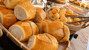 A buffet with various breads and pastries. - Hotel Blox Sorriso (Sorriso)