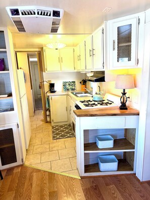 Fridge, microwave, oven, stovetop - Resort Style Living in Friendly Gated Community (San Benito)