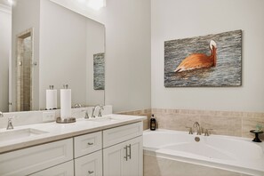 Bathroom - Beach House / 11 Beds / Sleeps 18 / Gulfport (Gulfport)