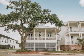 Exterior - Beach House / 11 Beds / Sleeps 18 / Gulfport (Gulfport)