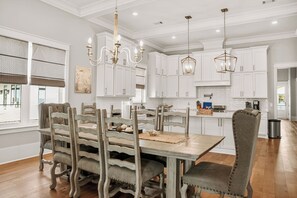 Dining - Beach House / 11 Beds / Sleeps 18 / Gulfport (Gulfport)