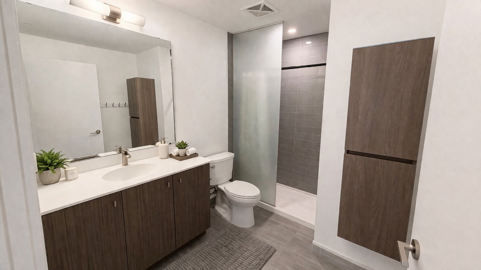 Douche, serviettes fournies, savon, papier toilette